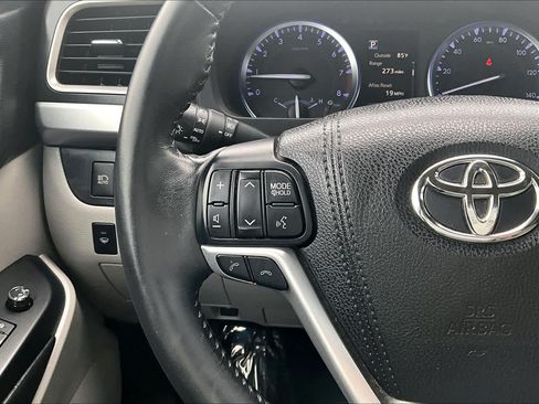 Used 2018 Toyota Highlander XLE AWD/4WD image 23