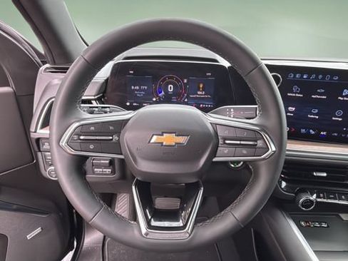 Used 2025 Chevrolet Tahoe High Country AWD/4WD image 12