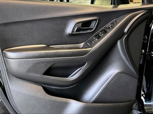 Used 2022 Chevrolet Trax LT w/ LT Convenience Package image 9