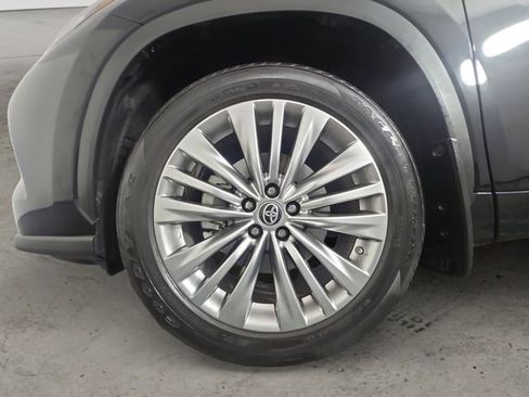 Used 2023 Toyota Highlander Platinum image 14