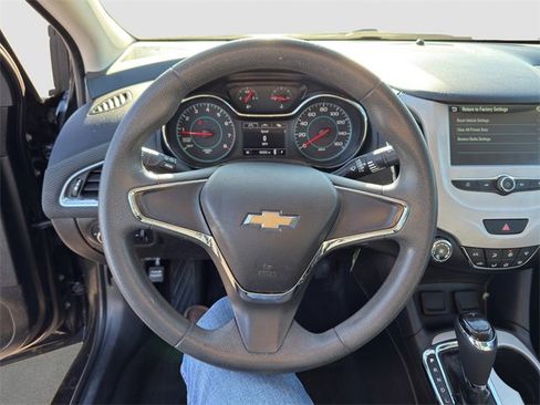 Used 2018 Chevrolet Cruze LS image 10