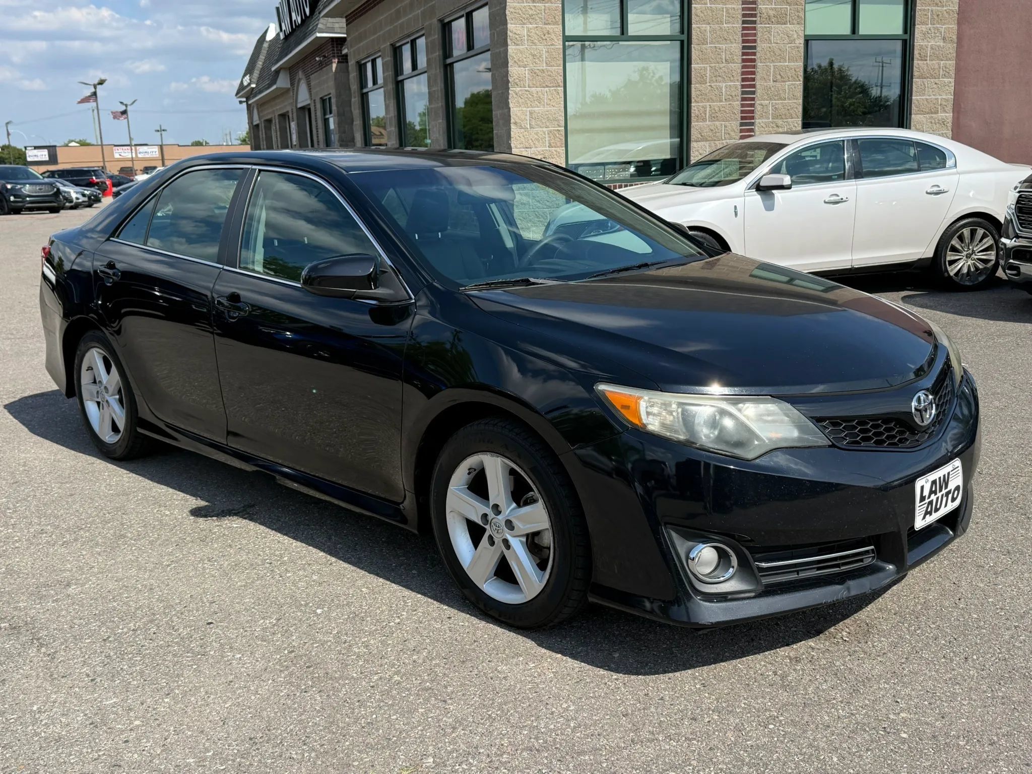 Used 2014 Toyota Camry SE FWD image 3