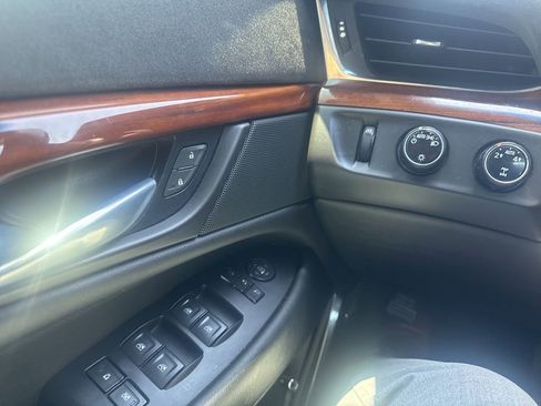 Used 2015 Cadillac Escalade Luxury AWD/4WD image 16