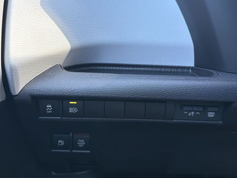 Certified 2025 Toyota Sienna LE w/ LE Plus Package FWD image 13