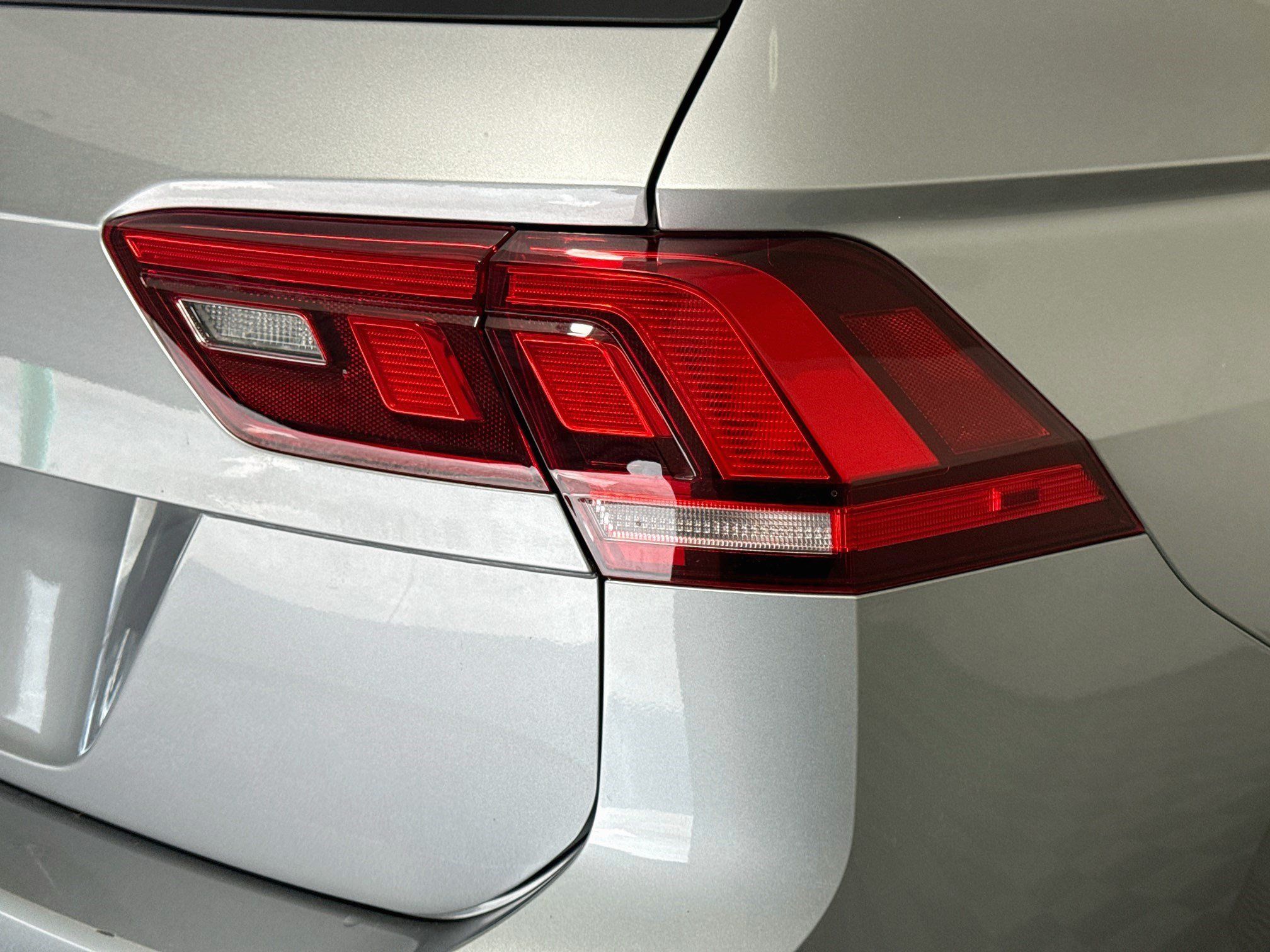 Used 2022 Volkswagen Tiguan SE R-Line FWD image 34