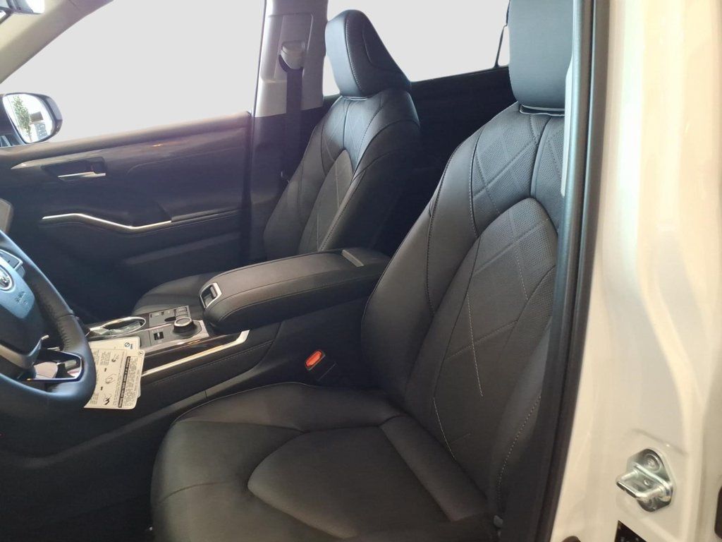 New 2026 Toyota Highlander Platinum AWD/4WD image 17