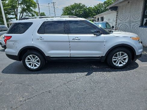 Used 2014 Ford Explorer XLT w/ Equipment Group 202A AWD/4WD image 2
