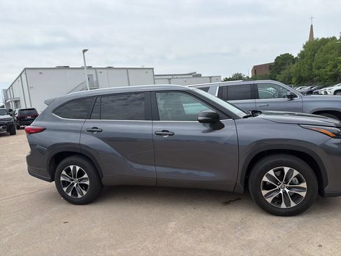 Used 2023 Toyota Highlander XLE FWD image 9