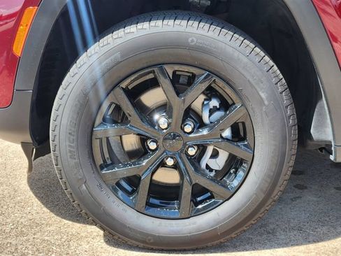 Certified 2025 Jeep Grand Cherokee Altitude RWD image 10