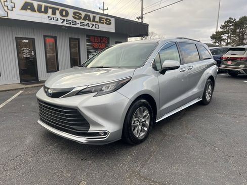 Used 2024 Toyota Sienna XLE image 2
