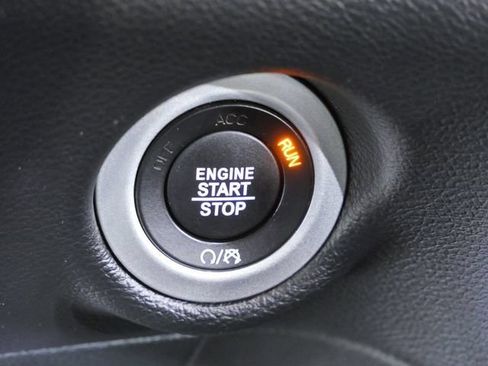 Used 2025 Chrysler Pacifica Select FWD image 32