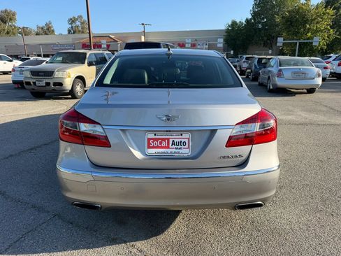 Used 2012 Hyundai Genesis 3.8 w/ Premium Pkg RWD image 4