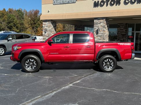 Used 2018 Toyota Tacoma TRD Off-Road image 2