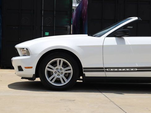 Used 2010 Ford Mustang Convertible RWD image 20