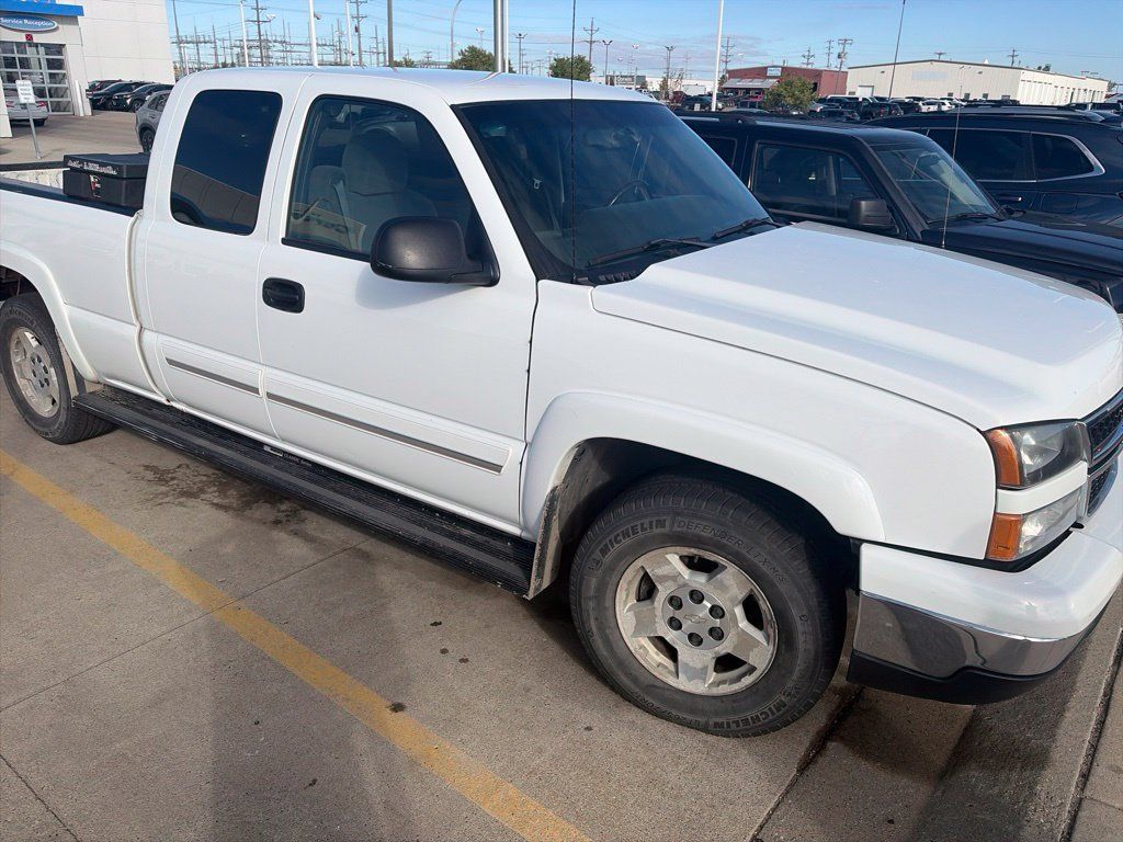 Used 2006 Chevrolet Silverado 1500 LT w/ Light Duty Power Package AWD/4WD image 2
