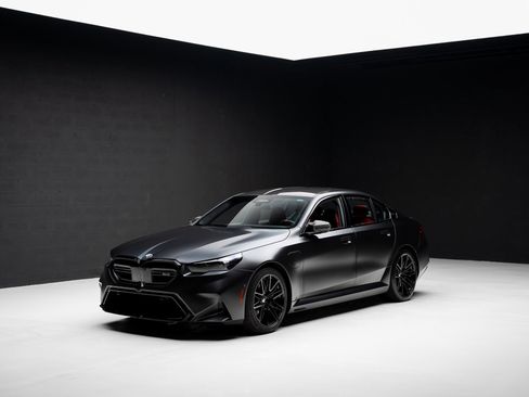 Used 2025 BMW M5 w/ Carbon Package image 4