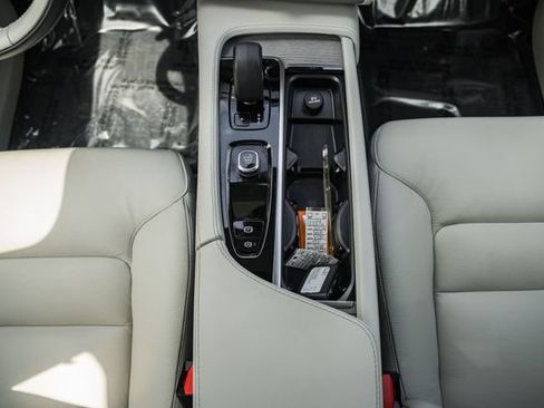 Certified 2024 Volvo XC90 B6 Plus w/ Protection Package Premier AWD/4WD image 25