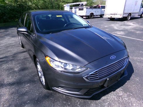 Used 2017 Ford Fusion SE FWD image 2