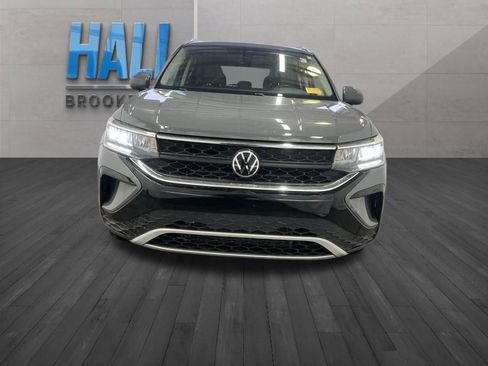Certified 2022 Volkswagen Taos SE w/ Panoramic Sunroof Package image 9