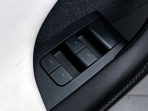 Used 2022 Tesla Model X image 17