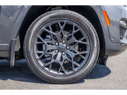 Used 2024 Jeep Grand Cherokee Summit AWD/4WD image 9