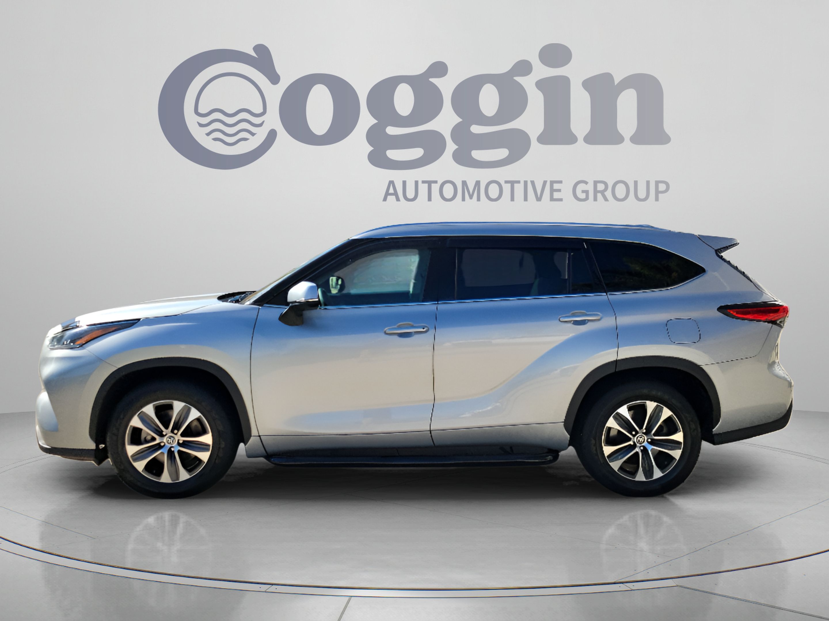 Used 2021 Toyota Highlander XLE FWD image 2