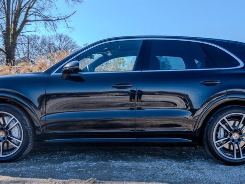 Used 2019 Porsche Cayenne Turbo w/ Sportdesign Package image 2