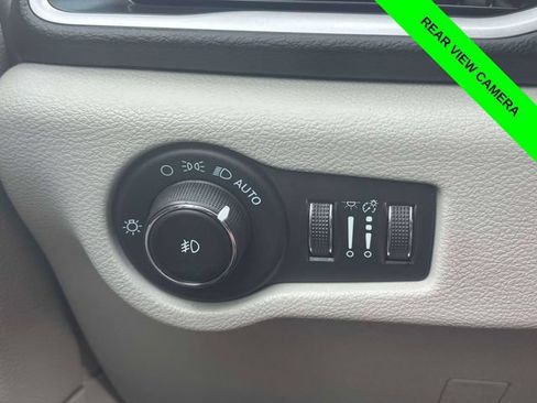 Used 2023 Chrysler Pacifica Touring-L FWD image 11