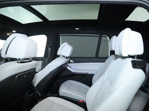 Certified 2025 BMW X7 xDrive40i w/ M Sport Package image 16