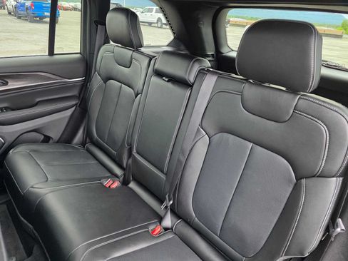 Used 2025 Jeep Grand Cherokee Overland AWD/4WD image 17