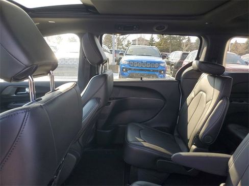 New 2026 Chrysler Pacifica Select image 9