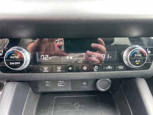 Used 2024 Mitsubishi Outlander SE image 22