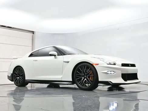 Certified 2024 Nissan GT-R Premium w/ Premium Interior Package AWD/4WD image 35