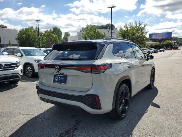 Certified 2026 Volkswagen Tiguan SE R-Line FWD image 4
