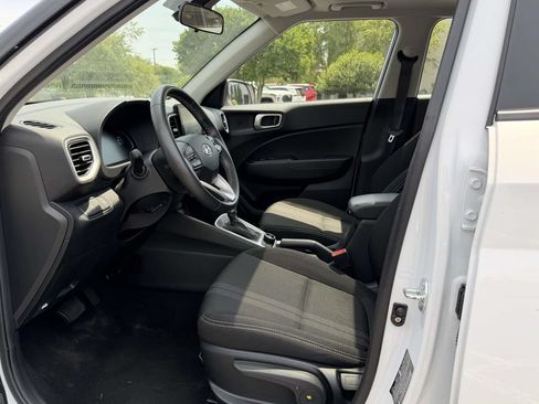Used 2025 Hyundai Venue SEL FWD image 16