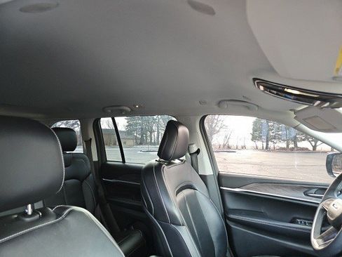 Used 2023 Jeep Grand Cherokee Limited w/ Black Appearance Package image 13