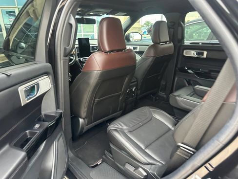 Used 2023 Ford Explorer Platinum w/ Technology Package AWD/4WD image 8