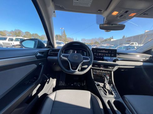 Used 2025 Volkswagen Jetta SE image 33