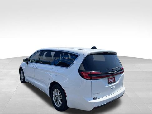 Used 2023 Chrysler Pacifica Touring-L FWD image 46