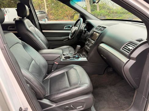 Used 2016 Ford Explorer XLT w/ Equipment Group 202A AWD/4WD image 30