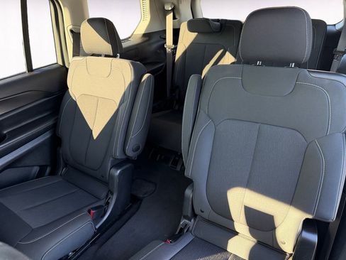 Used 2023 Jeep Grand Cherokee L Laredo image 13