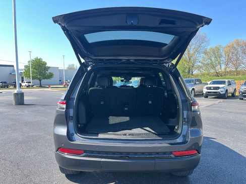 Used 2023 Jeep Grand Cherokee Altitude image 11