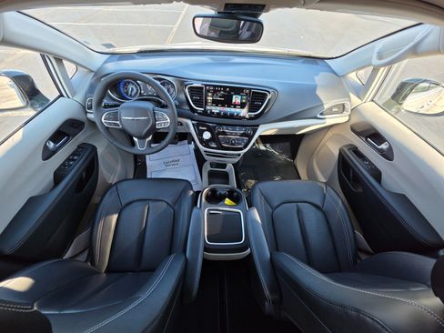 Used 2024 Chrysler Pacifica Touring-L FWD image 28