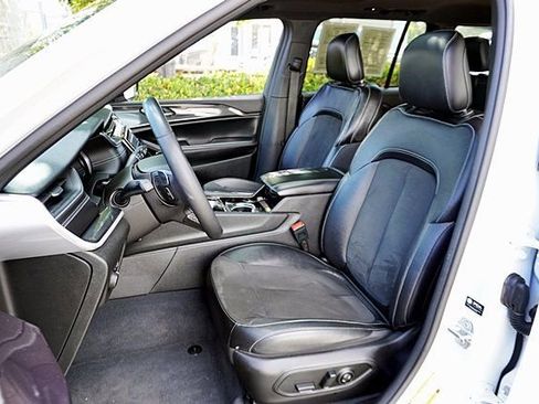 Used 2023 Jeep Grand Cherokee Altitude AWD/4WD image 16
