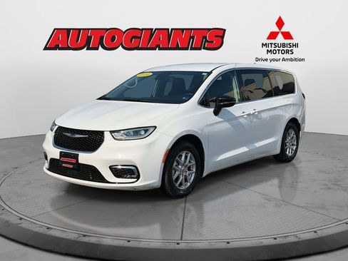 Used 2024 Chrysler Pacifica Touring-L image 5