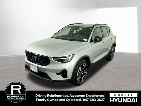 Used 2025 Volvo XC40 B5 Plus image 2