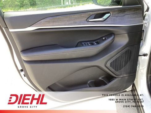 Used 2026 Jeep Grand Cherokee Altitude AWD/4WD image 16