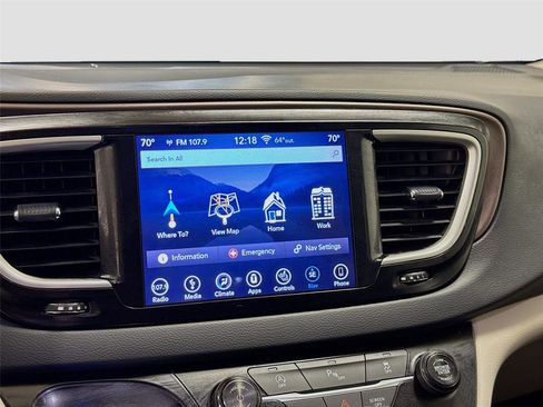 Used 2018 Chrysler Pacifica Touring-L w/ Tire & Wheel Group image 13