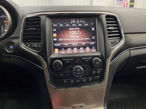 Used 2017 Jeep Grand Cherokee Limited image 24