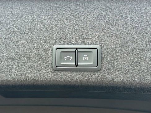 Used 2019 Audi e-tron Prestige image 14
